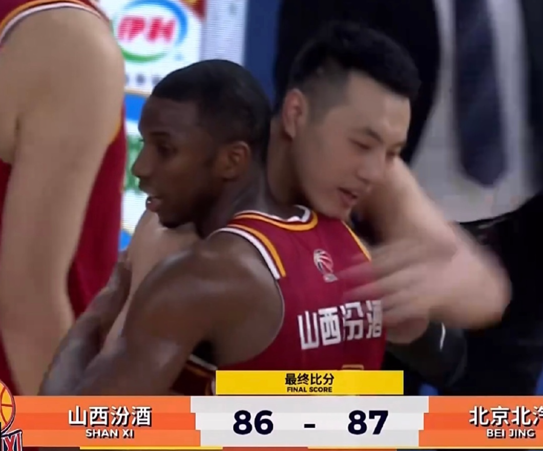 开云体育官网-太硬了！翟晓川双腿缠满绷带罚球制胜 5人伤停许利民盛赞全队坚韧